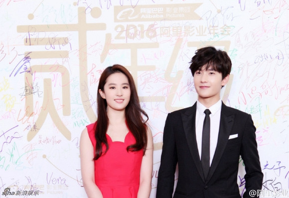 Dương Dương kém Lưu Diệc Phi 4 tuổi, được coi là nam thần mới của màn ảnh Hoa ngữ với ngoại hình nổi bật và gu thời trang lịch lãm, bảnh bao.