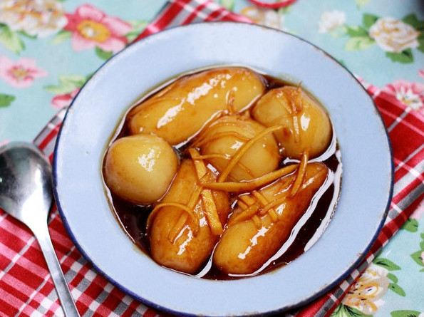 Bánh mật vàng: Những chiếc bánh mật vàng óng, ngọt thanh từ bột gạo nếp với mật, thơm lừng của nhân đậu xanh hoặc lạc quyện cùng với mùi lá chuối khô thoang thoảng sẽ là món bánh không thể thiếu trong mâm cỗ chay.