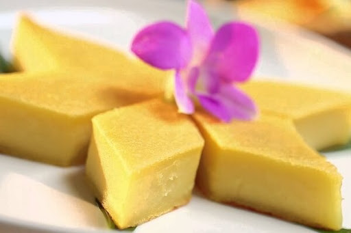 Bánh đậu xanh là một món bánh chay ngon miệng, đẹp mắt rất thích hợp để biếu cha mẹ vào dịp lễ Vu Lan.