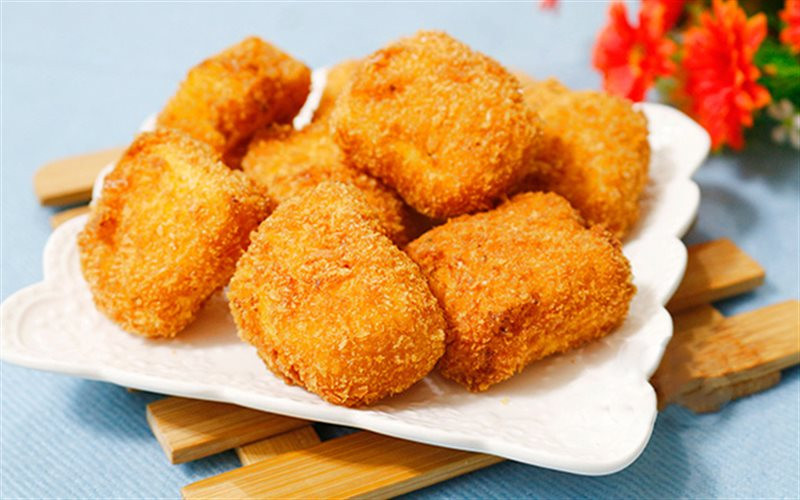 Bánh sữa chiên là một trong những món chay rất được mọi người yêu thích. Với lớp vỏ giòn rụm từ sữa tươi và bột bắp kết hợp với lớp kem sữa mềm mịn, béo ngậy bên trong đem đến một cảm giác cực kỳ “đã miệng” khi cắn.