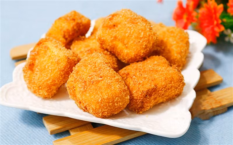 Bánh sữa chiên là một trong những món chay rất được mọi người yêu thích. Với lớp vỏ giòn rụm từ sữa tươi và bột bắp kết hợp với lớp kem sữa mềm mịn, béo ngậy bên trong đem đến một cảm giác cực kỳ “đã miệng” khi cắn.