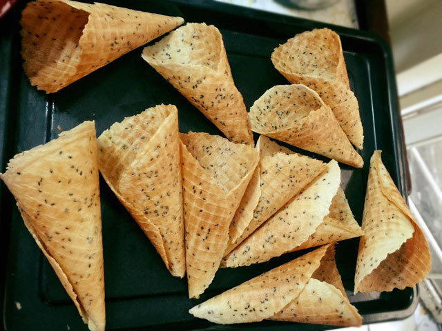 Bánh quế: Giữa muôn vàn các loại bánh kẹo đầy màu sắc, hương vị thì hình ảnh những chiếc bánh quế ngày xưa vẫn giữ một vị trí đặc biệt mỗi khi dịp Vu Lan về.