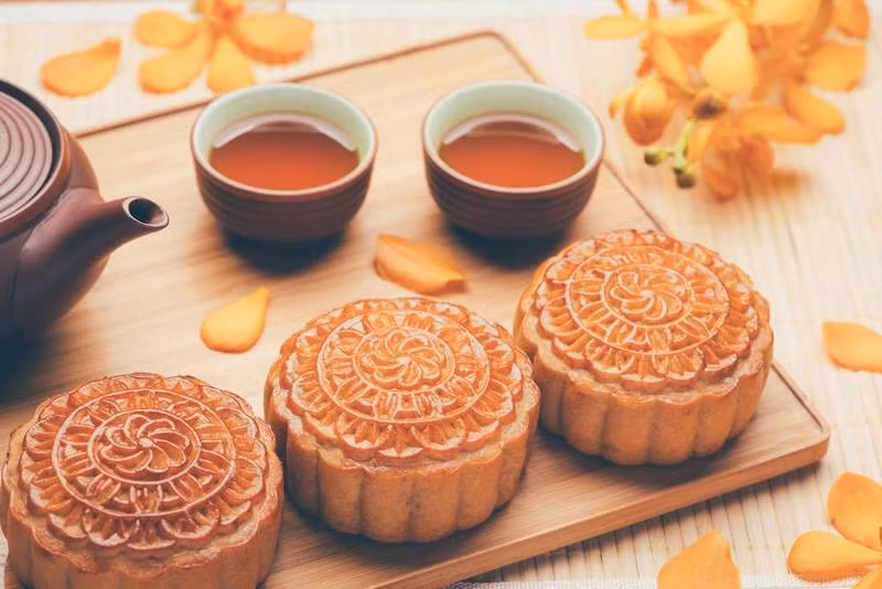 Thay vì chọn bánh nhân truyền thống, nhiều người chọn sản phẩm bánh chay thanh tịnh như nhân đậu xanh không trứng, sen nhuyễn bổ dưỡng để tri ân cội nguồn.