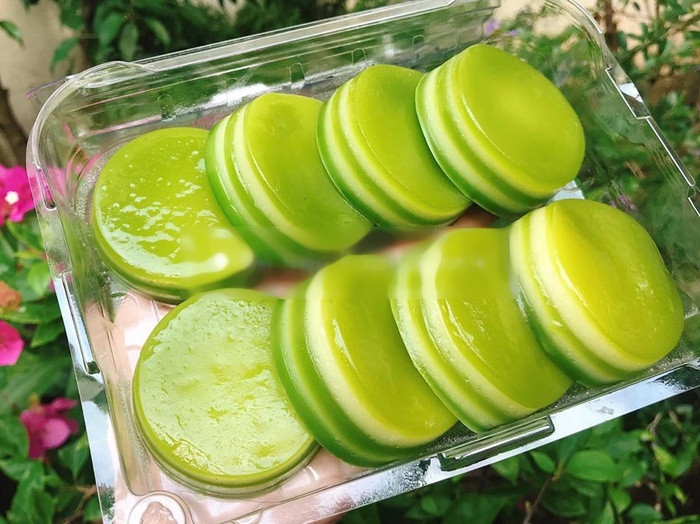 Bánh da lợn ăn dẻo dẻo dai dai, vị beo béo của nước cốt dừa, bùi bùi của đậu xanh cùng với hương thơm dịu nhẹ từ lá dứa cũng rất hợp ăn trong dịp Vu Lan báo hiếu.