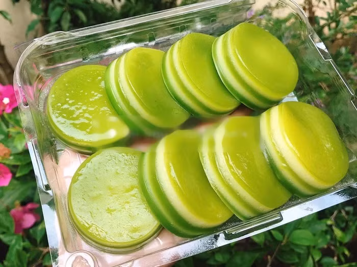 Bánh da lợn ăn dẻo dẻo dai dai, vị beo béo của nước cốt dừa, bùi bùi của đậu xanh cùng với hương thơm dịu nhẹ từ lá dứa cũng rất hợp ăn trong dịp Vu Lan báo hiếu.