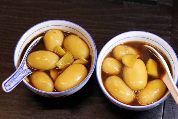 Giữa mùa lễ Vu Lan ngập tràn lòng thành kính báo hiếu, được thưởng thức chiếc bánh dân dã, đậm đà kí ức tuổi thơ như thế này khiến cho ai nấy khi ăn đều cảm thấy nhớ người thân da diết.