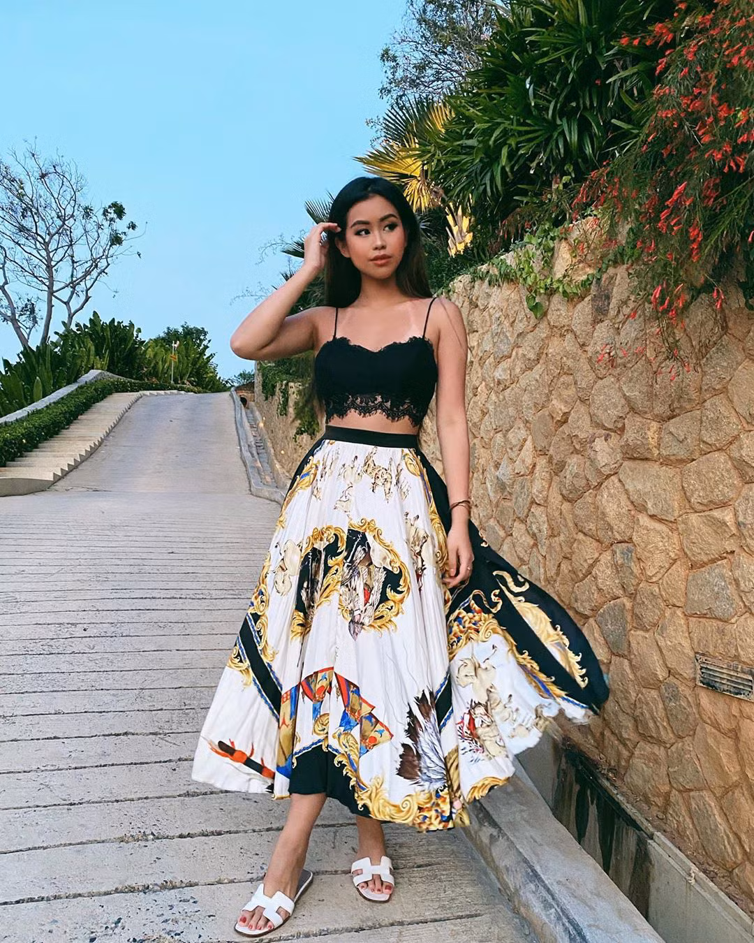 Sinh ra trong gia đình giàu có, nổi tiếng, lại theo đuổi gu thời trang sang chảnh, gợi cảm nên Tiên Nguyễn vẫn “nổi như cồn” trên mạng xã hội dù không hoạt động nghệ thuật.