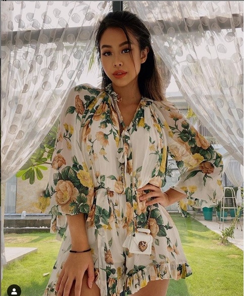 Trên trang Instagram cá nhân gần đây, Tiên Nguyễn liên tục khoe những bức ảnh mặc đồ hàng hiệu đắt đỏ check in tại khu nghỉ dưỡng của gia đình.