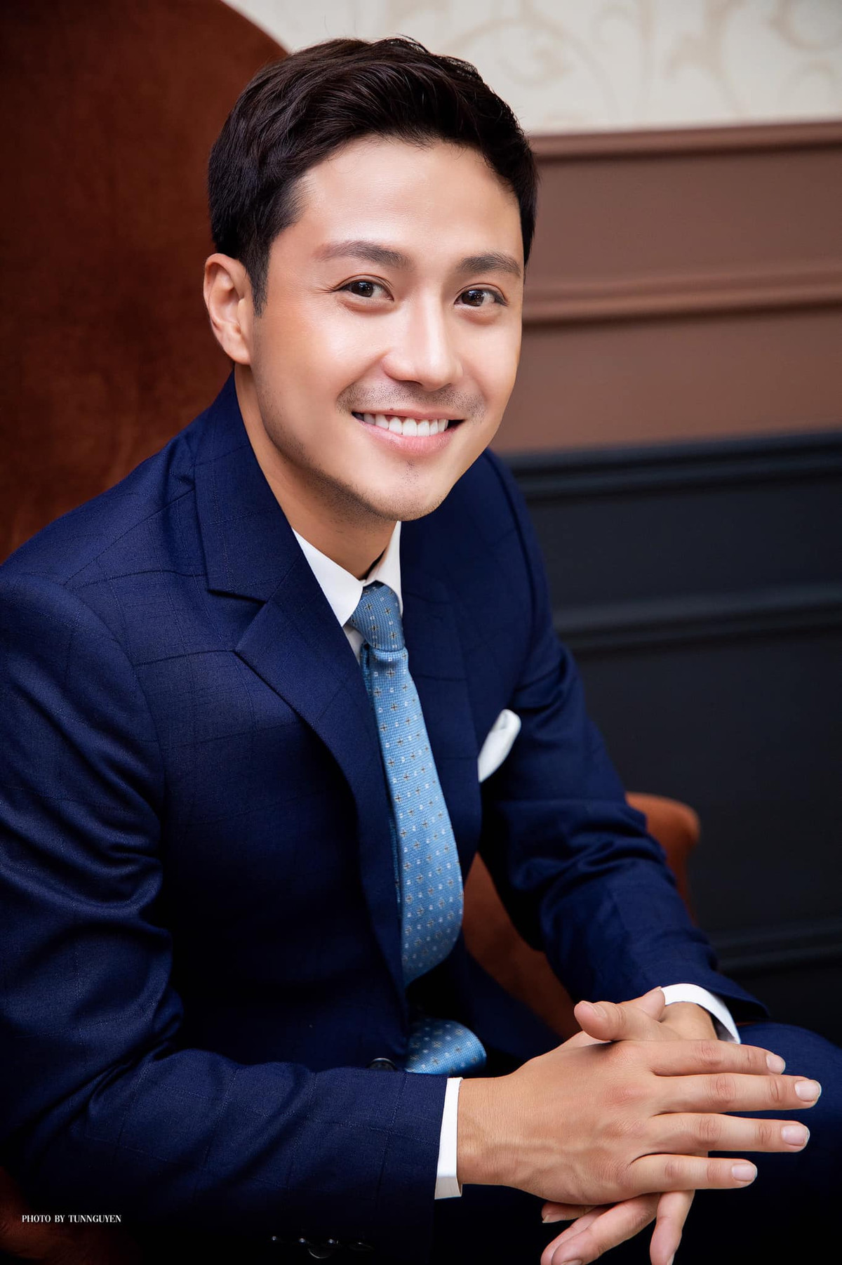 Nam diễn viên 29 tuổi diện suit hết sức bảnh bao.