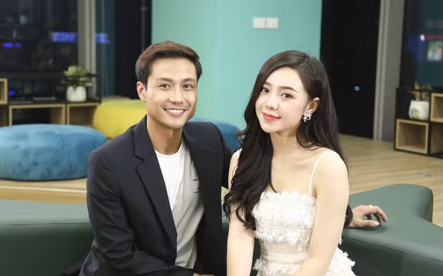 Ngoài đời, Thanh Sơn cũng gây ấn tượng với vẻ điển trai vốn có và cách ăn mặc chỉnh chu hiện đại.