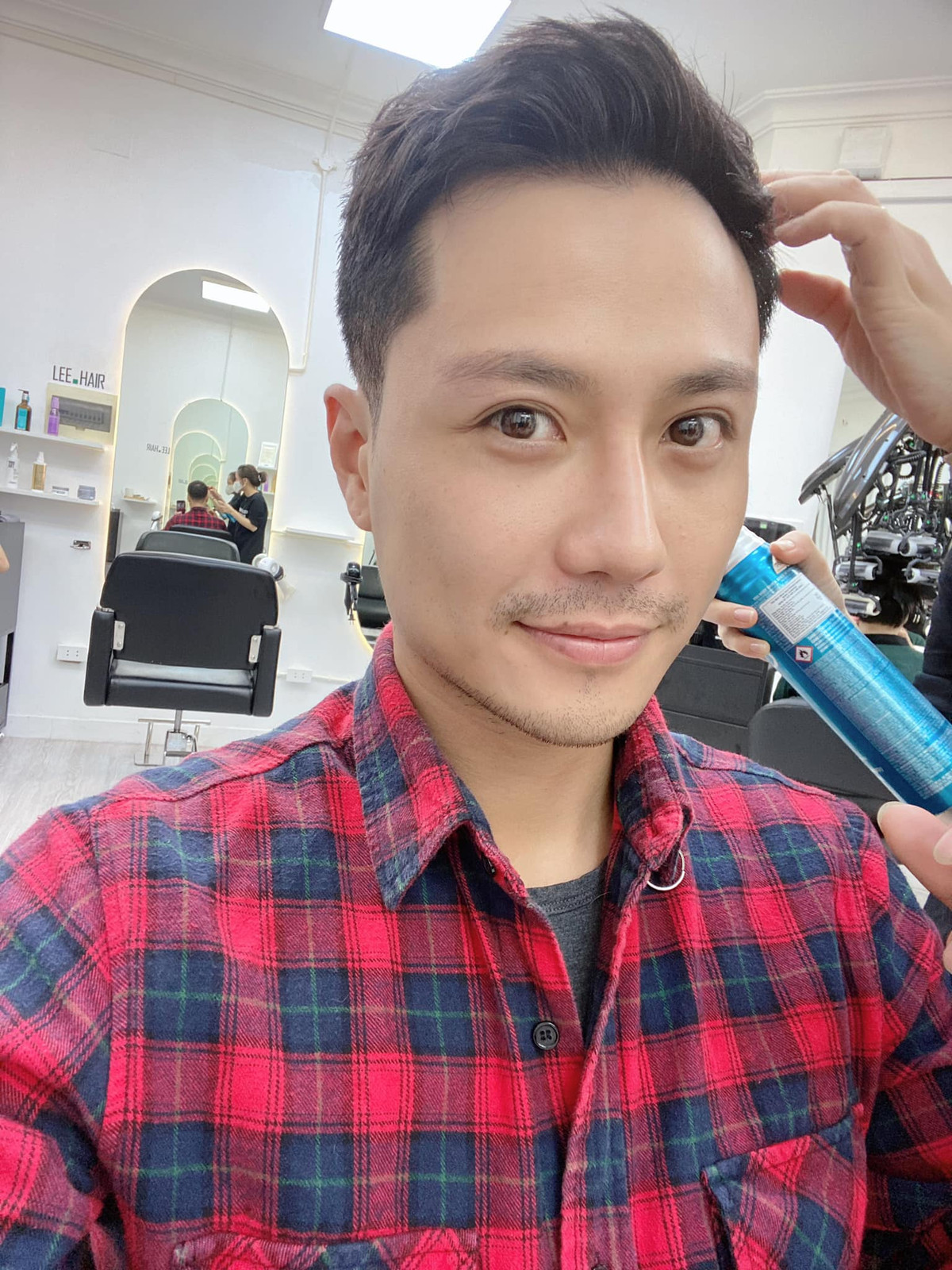 Kiểu sơ mi kẻ karo giúp nam diễn viên ghi điểm bởi sự trẻ trung, nam tính.