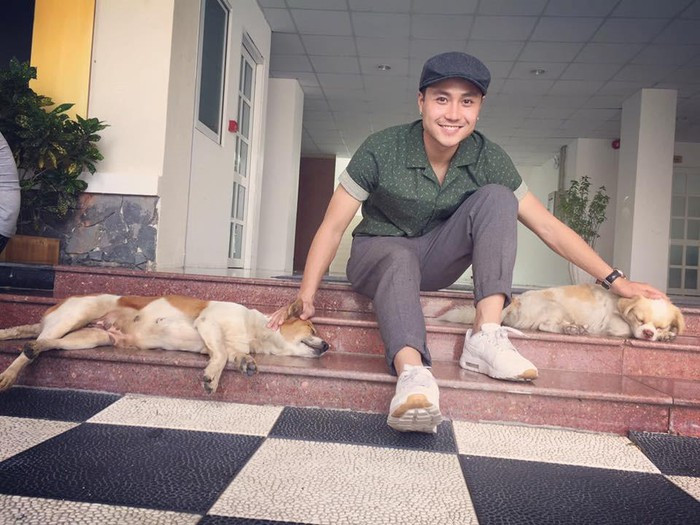 Phụ kiện thường được anh ưu ái là mũ nồi và giày thể thao. Mời độc giả theo dõi Video "Minh Hằng chia sẻ về phong cách thời trang". Nguồn: VTC.