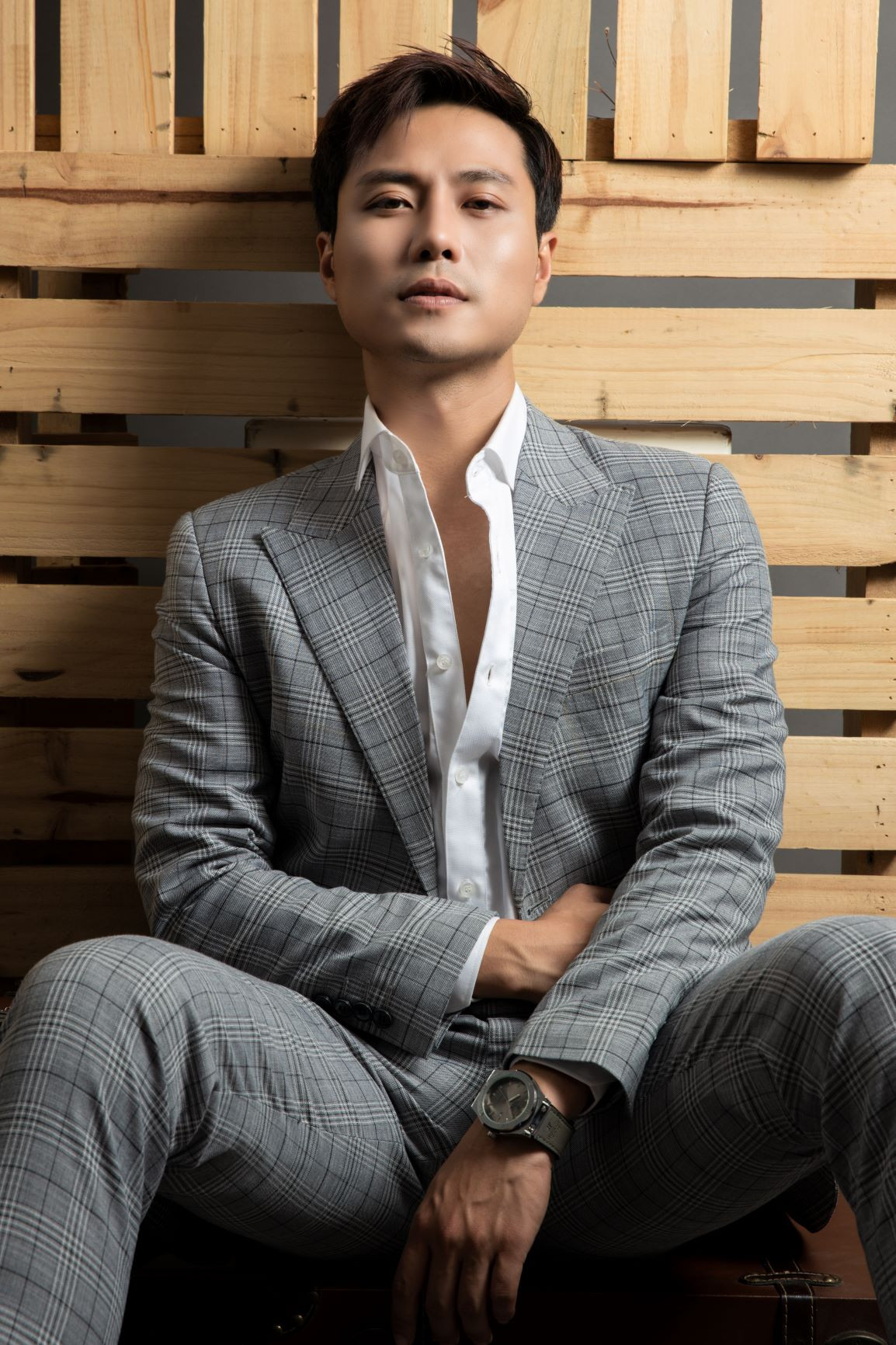 Là ông bố một con nhưng Thanh Sơn vẫn đẹp trai không kém tài tử nhờ phong cách thời trang lịch lãm.