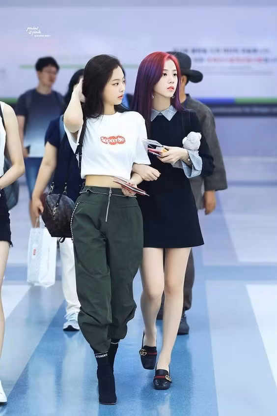 Thời trang sân bay của cô nàng Black Pink này cũng vô cùng ấn tượng, đơn giản nhưng xuất sắc. Ảnh: Internet. Mời độc giả theo dõi video "Minh Hằng chia sẻ về phong cách thời trang". Nguồn: VTC.