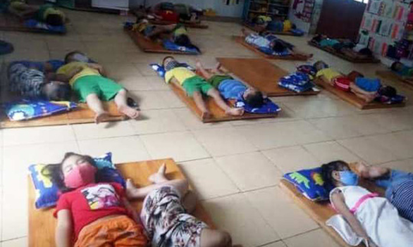 Trẻ mầm non đeo khẩu trang khi ngủ, bác sĩ cảnh báo nguy cơ ngạt thở Tre mam non deo khau trang khi ngu, bac si canh bao nguy co ngat tho