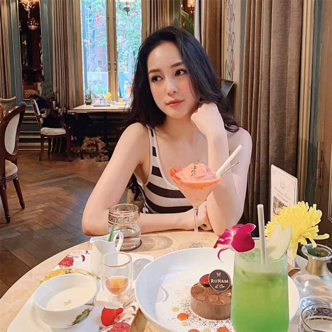 Phong cách thời trang của nữ tiếp viên 9X cũng rất nữ tính, quyến rũ, có chút điệu đà.