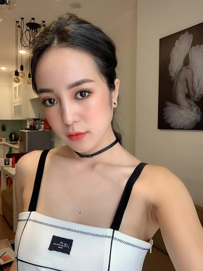 Người đẹp khá tự tin khoe vai gầy với các trang phục hai dây.