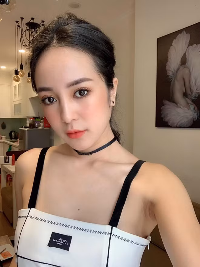 Người đẹp khá tự tin khoe vai gầy với các trang phục hai dây.