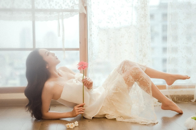 Cô thực hiện bộ ảnh nghệ thuật với chiếc váy hay dây chân ren cực kỳ quyến rũ.