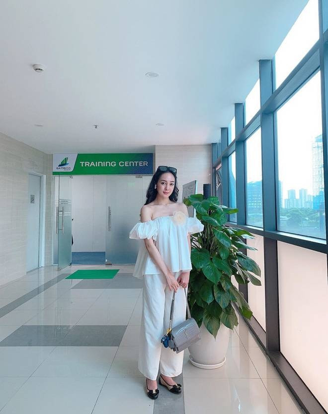 Trang phục của Nguyễn Thanh Thuỷ chủ yếu thiên về hai tông màu đen-trắng.