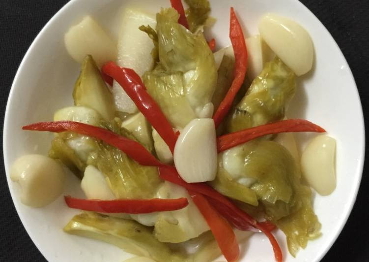 Cho rau mầm đá xếp vào hộp hoặc hũ thuỷ tinh. Sau đó, bạn cho thêm tỏi, ớt thái lát, hỗn hợp nước giấm đường và chút muối đã đun sôi vào chung. Khi hỗn hợp nước nguội, đổ vào hộp rau mầm đá rồi cho tỏi ớt lên trên bề mặt.