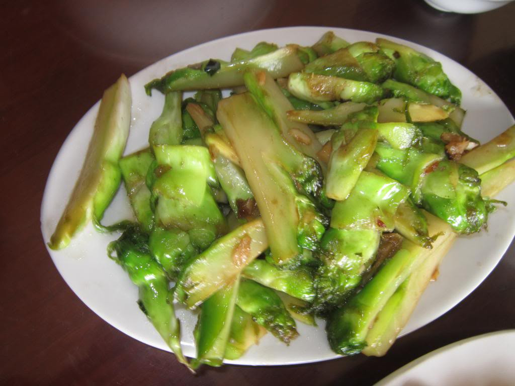 Cách thực hiện rất đơn giản, chỉ cần thái vát rau mầm đá rồi xào chung với thịt là được. Bạn có thể làm món rau mầm đá xào tỏi, rau mầm đá xào thịt bò, thịt trâu, thịt lợn đều được. Cách làm rau mầm đá ngon đó là người nấu chỉ cần tuân thủ theo lối ăn “sần sật, giòn giòn chín tới”.