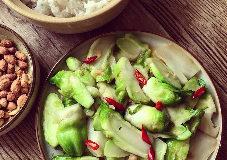 Rau mầm đá xào: Đây là cách làm rau mầm đá ngon, đơn giản được nhiều người ưa chuộng. Nếu như khi luộc, rau mầm đá sẽ tiết ra vị ngọt vào nước. Còn ở cách xào, món rau mầm đá lại ngon theo kiểu nước ngọt từ rau ngấm vào từng miếng thịt tạo nên hương vị khó quên của đặc sản Sa Pa.