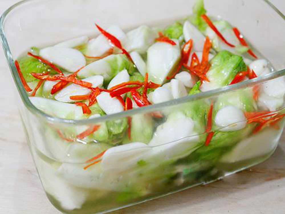 Rau mầm đá muối chua ngọt: Tương tự như rau cải ngồng, bạn có thể sử dụng cải mầm đá để muối chua cay. Nguyên liệu cần chuẩn bị: 1 kg rau mầm đá, 1 lít nước trắng, 50 – 60 gram đường, 50 gram muối tinh, 250 ml dấm gạo hoặc dấm táo, 1 vài củ tỏi và ớt tươi.