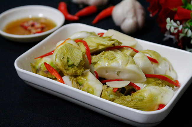 Đậy kín nắp, bảo quản nơi khô thoáng. Sau khoảng 1 ngày là có thể ăn được. Khi trời nóng thì ngâm sau 10-12 tiếng là có thể dùng. Cho vào tủ lạnh để ăn dần. Ảnh: Internet. Mời độc giả theo dõi video "Chế biến món ngon từ nấm đông cô". Nguồn: VTC.