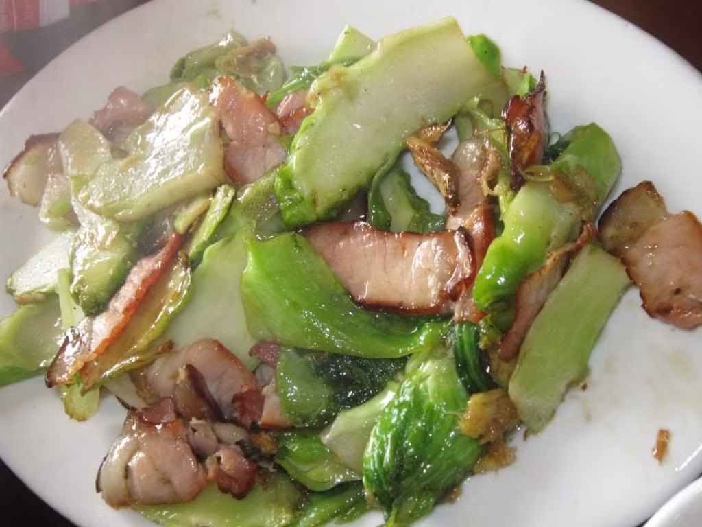 Theo đó, khi xào rau bạn cần chú ý giữ lửa phải vừa, tay đảo nhanh và liên tục. Nên xào với mỡ lợn để có hương vị món ăn ngon hơn, miếng cải xanh non bóng mỡ, ngọt lịm, ăn không ngấy ngán, càng ăn càng thích thú.