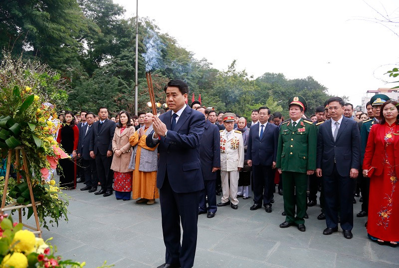 Chủ tịch UBND TP Hà Nội Nguyễn Đức Chung và các đại biểu dâng hương tại lễ kỷ niệm. Ảnh: Kinhtedothi.
