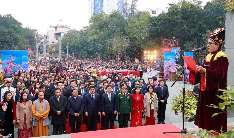Tham dự Lễ kỷ niệm 231 năm chiến thắng Ngọc Hồi - Đống Đa, các đại biểu đã cùng thực hiện nghi thức dâng hương, dâng hoa, nghe đọc chúc văn tại đài tưởng niệm Hoàng đế Quang Trung. Ảnh: Kinhtedothi.