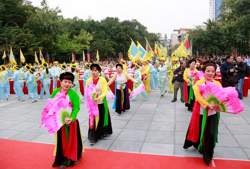 Chương trình lễ hội bao gồm rất nhiều hoạt động như: Lễ dâng hương, lễ rước kiệu, múa rồng, biểu diễn nghệ thuật dân tộc, các trò chơi dân gian... với sự tham gia của nhiều đoàn tế lễ, đoàn nghệ thuật chuyên nghiệp và đông đảo quần chúng Nhân dân Thủ đô và các địa phương lân cận. Ảnh: Kinhtedothi.