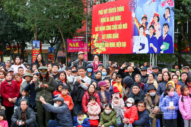 Lễ hội thu hút đông đảo người dân bất chấp thời tiết lạnh giá chỉ khoảng 12 độ C. Ảnh: Vietnamnet.