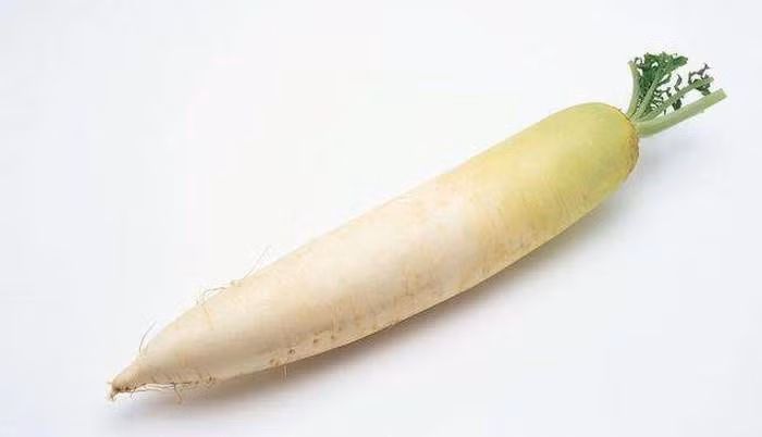 Củ cải: Đây được coi là nhân sâm trắng và có tác dụng thải độc phổi hiệu quả. Trong Đông y, đại tràng và phổi có mối quan hệ chặt chẽ với nhau. Sự thải độc của phổi phụ thuộc vào độ trơn tru trong vận động của đại tràng, và củ cải có thể giúp đại tràng tăng cường bài tiết.