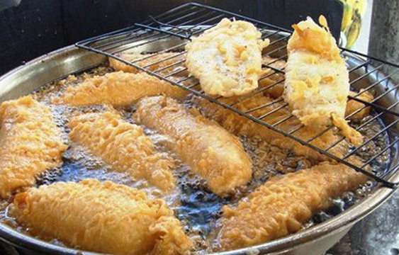 Ngoài khói thuốc lá, khói dầu nhà bếp cũng là một trong những nguyên nhân chính gây ra bệnh ung thư phổi bởi một số thành phần có trong dầu thực vật khi chiên rán ở nhiệt độ cao sẽ sản sinh ra các chất gây ung thư. Bạn cần hạn chế tối đa khói dầu cả trong bếp gia đình.