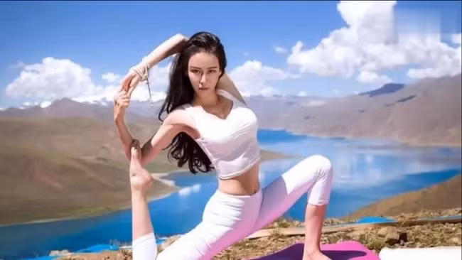 Nhờ thân hình đẹp không tỳ vết cùng với khuôn mặt thu hút, ngoài công việc làm giáo viên dạy yoga, Di Nhã còn nhận được rất nhiều lời mời làm mẫu ảnh, đóng phim. Ảnh: Internet. Mời độc giả theo dõi video "Bí quyết làm đẹp của sao Việt". Nguồn: VTC.