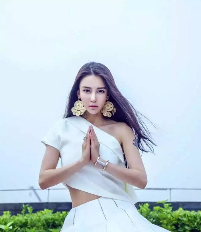 Bên cạnh việc duy trì luyện tập yoga đều đặn, Di Nhã còn học thêm múa và taekwondo.