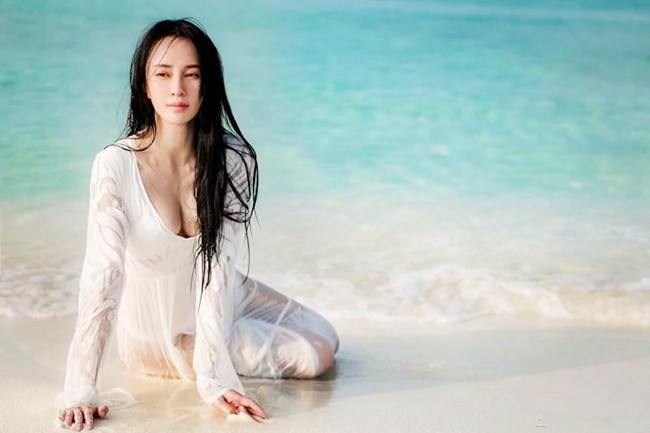 Không giống như những hot girl khác nổi tiếng chỉ bằng nhan sắc xinh đẹp và thân hình quyến rũ, cô nàng thực sự được cư dân mạng trong nước và thế giới biết đến bởi chính tài năng yoga của mình.