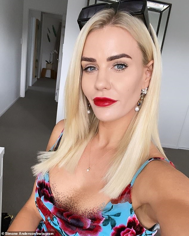 Không còn những bộ quần áo rộng thùng thình, cô gái 29 tuổi giờ đây thoải mái diện các bộ bikini hay đầm bó sát quyến rũ.