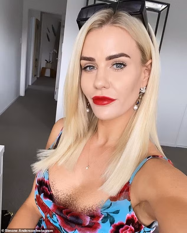 Không còn những bộ quần áo rộng thùng thình, cô gái 29 tuổi giờ đây thoải mái diện các bộ bikini hay đầm bó sát quyến rũ.