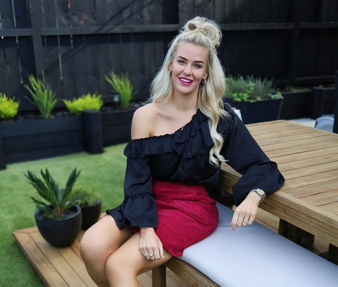 Simone Anderson (29 tuổi) là nhà văn, MC và người truyền cảm hứng nổi tiếng sống tại Auckland, New Zealand. Nhìn vẻ ngoài rạng rỡ, quyến rũ của cô ở hiện tại, ít ai ngờ Anderson từng sở hữu thân hình quá khổ lên tới gần 170kg.