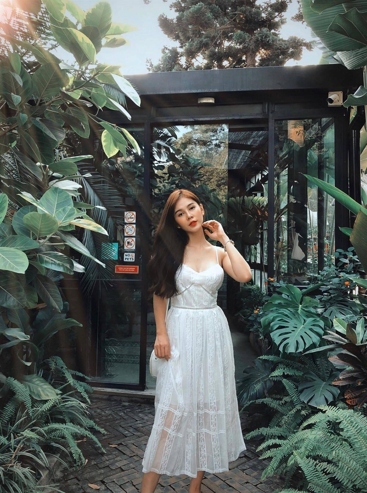  Đen trắng là hai gam màu trang phục yêu thích của Thu Hoài. 