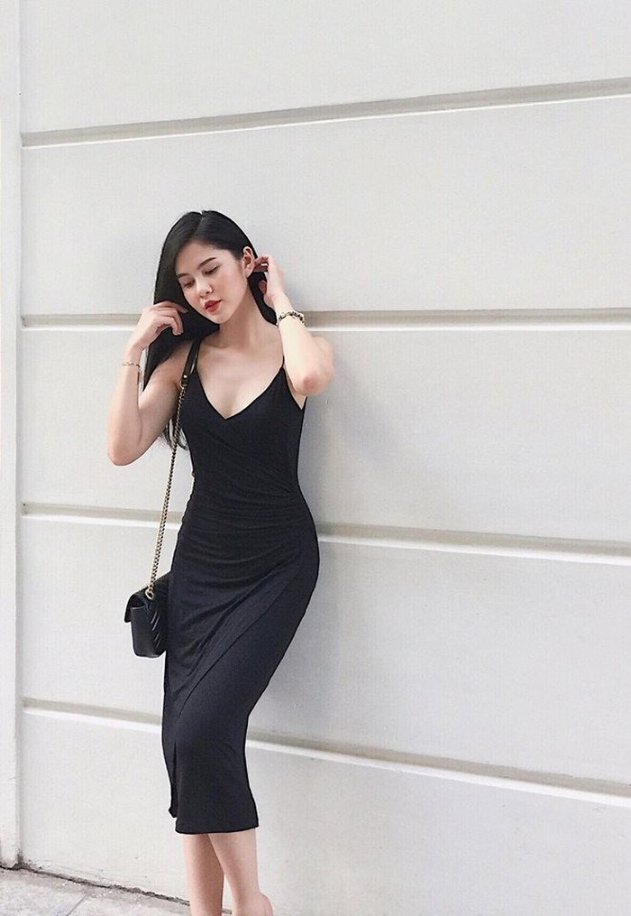 Cô thường xuyên diện những trang phục bó sát để khoe tối đa lợi thế cơ thể. Ảnh: FBNV. Video "Minh Hằng chia sẻ về phong cách thời trang". Nguồn: VTC.