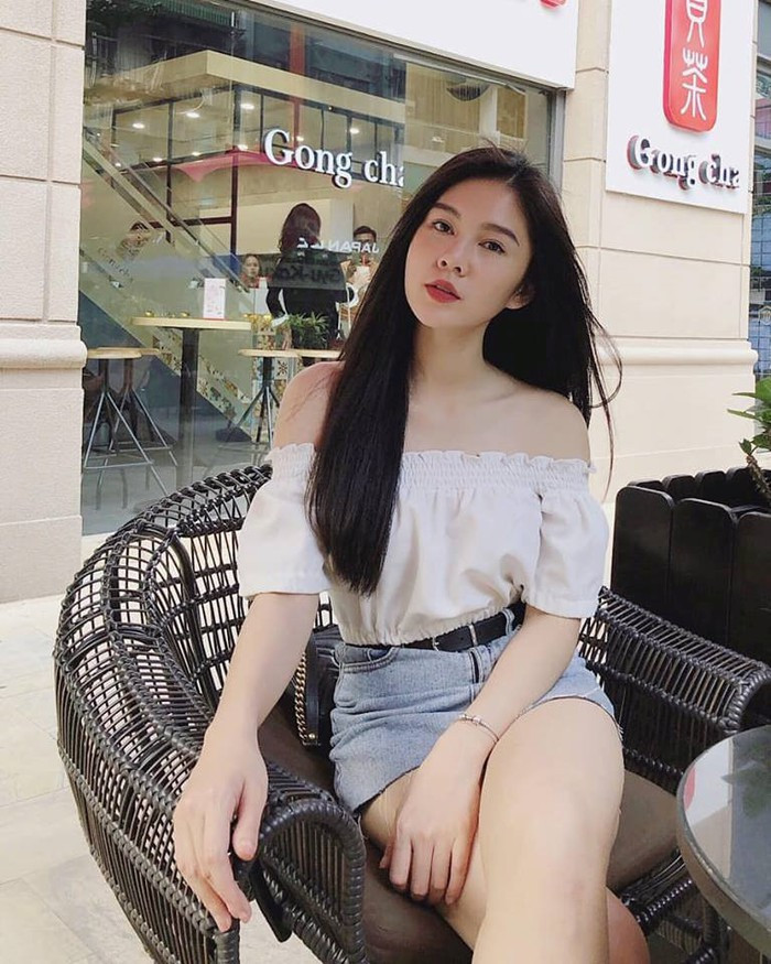 Nữ MC thể thao rất chuộng những trang phục hở vai khoe khéo vòng 1 nóng bỏng.