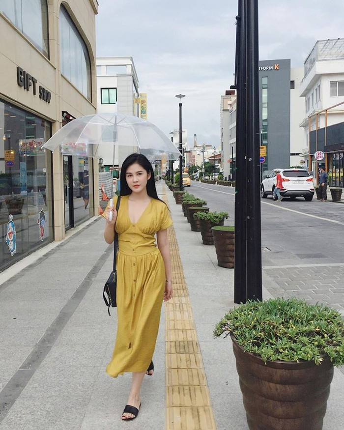 MC Thu Hoài dạo phố với chiếc váy vàng nổi bật.