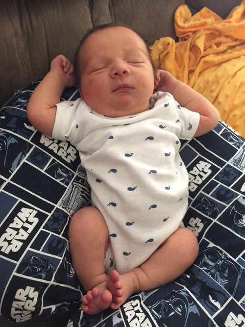 Lucy - mẹ của bé trai kể con chị không sinh ra với chiếc vòng tránh thai trên tay mà nó được đặt vào tay bé để chụp ảnh như một minh chứng cho thấy chiếc vòng tránh thai không có tác dụng.