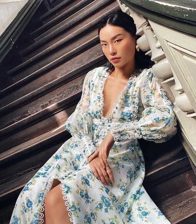 Nổi bật nhất trong gu thời trang của Hà Trúc phải kể đến những bộ cánh thanh lịch, nữ tính, phảng phất nét cổ điển nhưng vẫn cộng hưởng hoàn hảo với hơi thở hiện đại.