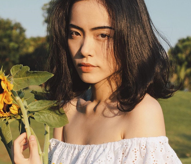 Người đẹp 9X khoe bờ vai thon quyến rũ trong thiết kế trễ vai.