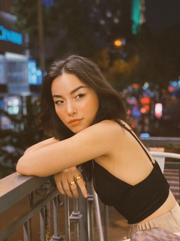 Bạn gái cơ trưởng trẻ nhất Việt Nam khoe lưng trần với chiếc áo hở bạo.